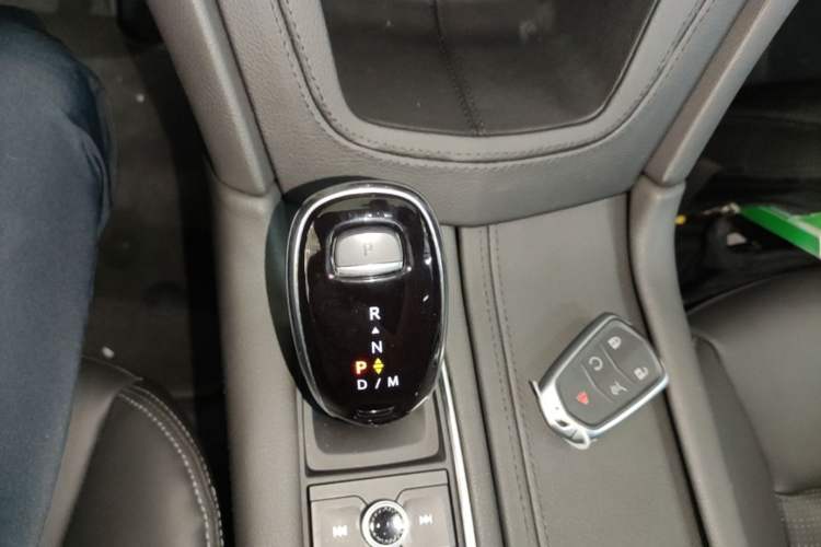 Used Cadillac XT6 2025 2.0T Six-Seater All-Wheel-Drive Prestige Executive Black Label Version Gear Lever