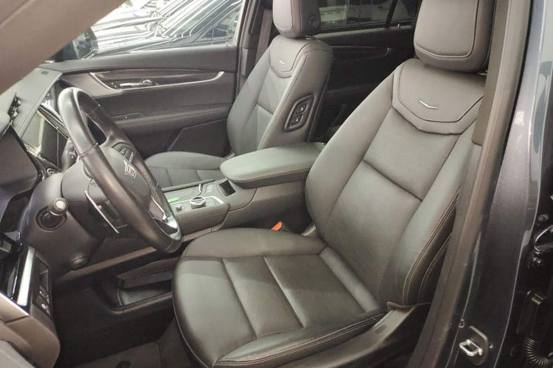 Used Cadillac XT6 2025 2.0T Six-Seater All-Wheel-Drive Prestige Executive Black Label Version Left Front Seat