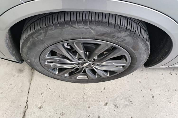 Used Cadillac XT6 2025 2.0T Six-Seater All-Wheel-Drive Prestige Executive Black Label Version Left Front Wheel Hub