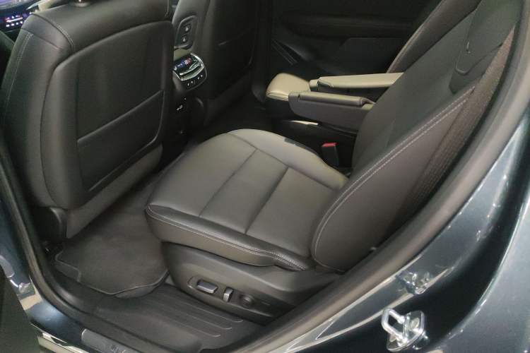 Used Cadillac XT6 2025 2.0T Six-Seater All-Wheel-Drive Prestige Executive Black Label Version Left Rear Seat