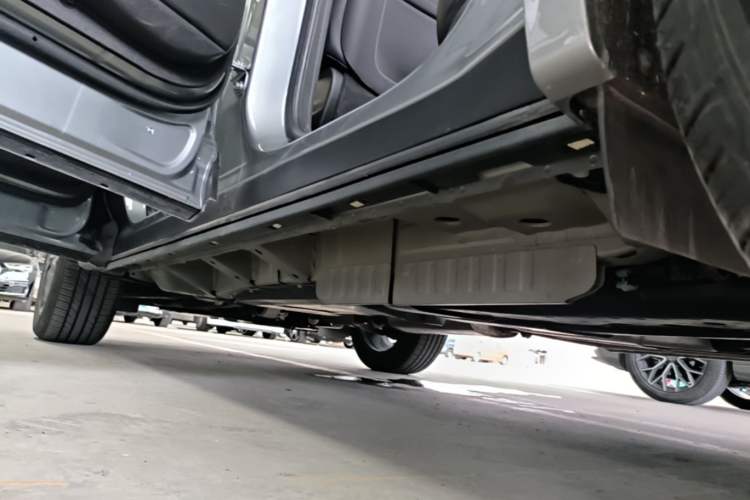 Used Cadillac XT6 2025 2.0T Six-Seater All-Wheel-Drive Prestige Executive Black Label Version Left Side Sill