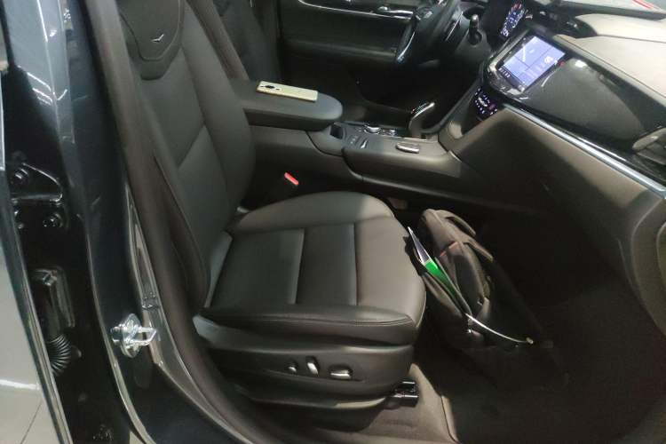 Used Cadillac XT6 2025 2.0T Six-Seater All-Wheel-Drive Prestige Executive Black Label Version Right Front Seat