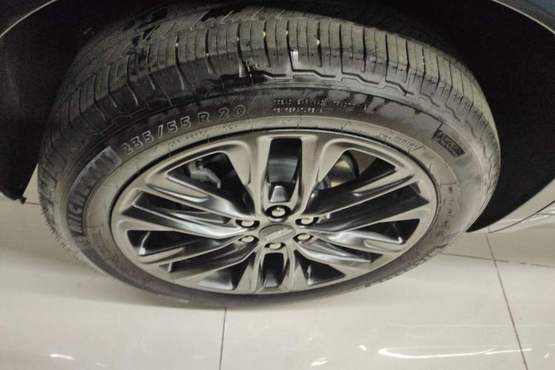 Used Cadillac XT6 2025 2.0T Six-Seater All-Wheel-Drive Prestige Executive Black Label Version Right Rear Wheel Hub