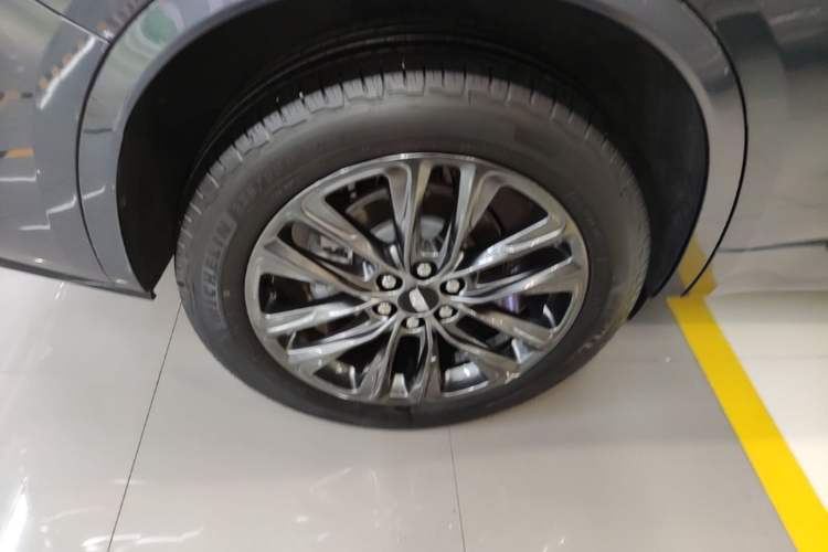 Used Cadillac XT6 2025 2.0T Six-Seater All-Wheel-Drive Prestige Executive Black Label Version Right Rear Wheel Hub
