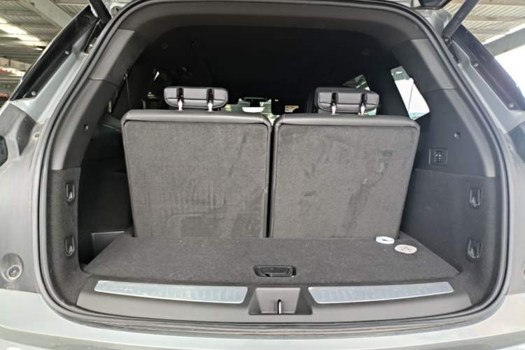 Used Cadillac XT6 2025 2.0T Six-Seater All-Wheel-Drive Prestige Executive Black Label Version Trunk