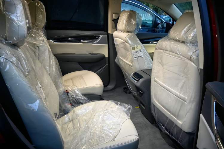 Used Cadillac XT6 2025 2.0T Six-Seater Four-Wheel-Drive Luxury Executive Classic Edition Interior 4