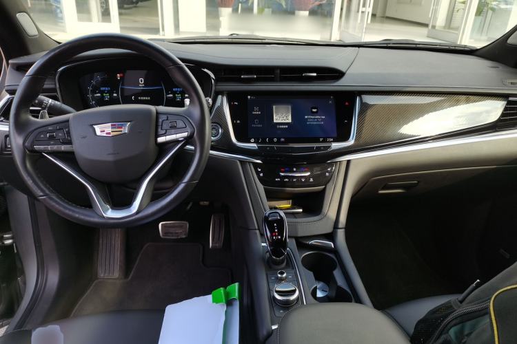 Used Cadillac XT6 2025 2.0T Six-Seater All-Wheel-Drive Prestige Executive Black Label Version Center Console