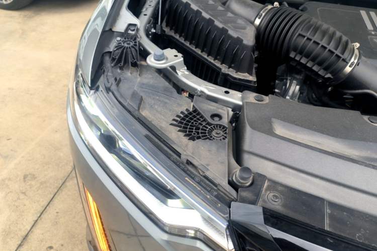 Used Cadillac XT6 2025 2.0T Six-Seater All-Wheel-Drive Prestige Executive Black Label Version Engine Bay Right