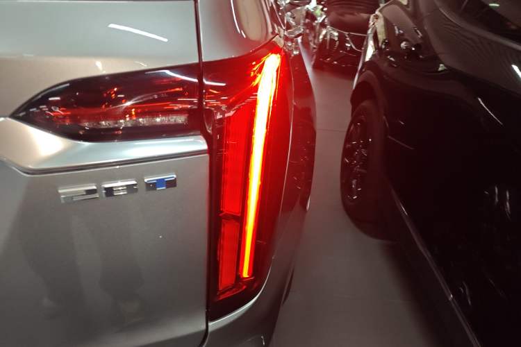 Used Cadillac XT6 2025 2.0T Six-Seater Four-Wheel-Drive Luxury Executive Classic Edition Exterior 3