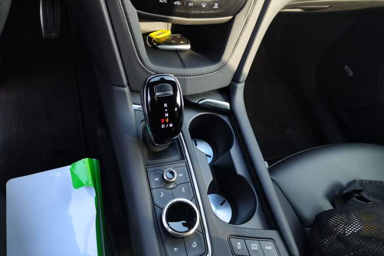 Used Cadillac XT6 2025 2.0T Six-Seater All-Wheel-Drive Prestige Executive Black Label Version Gear Lever