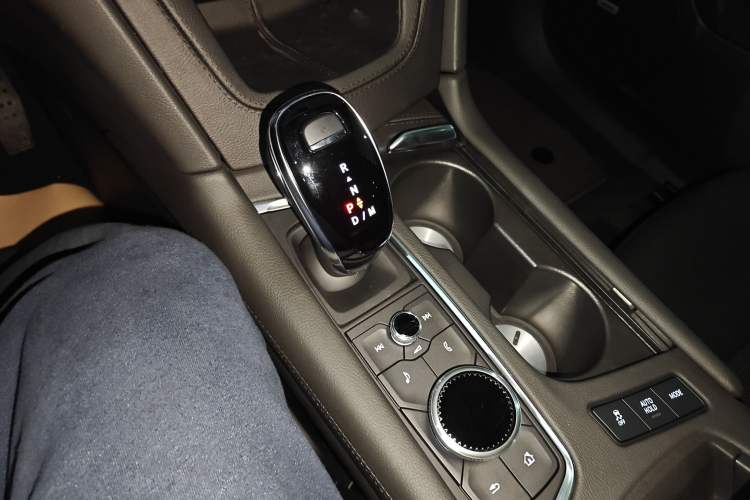 Used Cadillac XT6 2025 2.0T Six-Seater Four-Wheel-Drive Luxury Executive Classic Edition Gear Lever