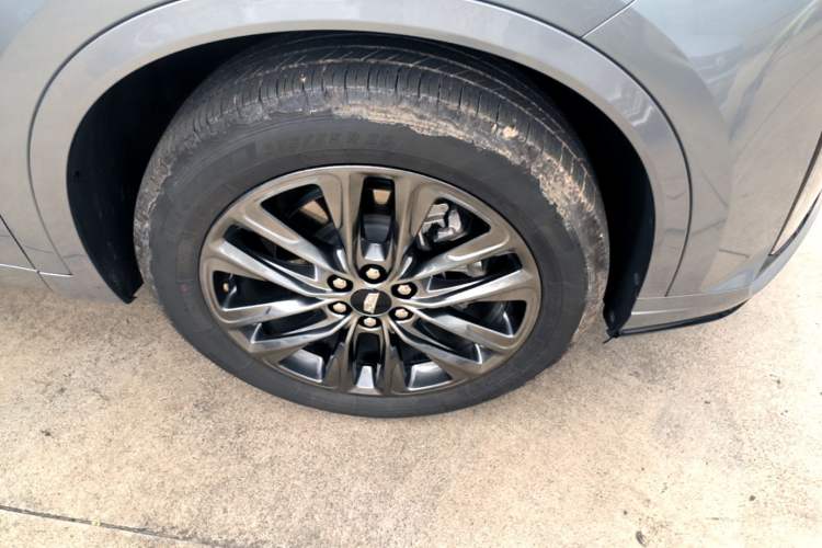 Used Cadillac XT6 2025 2.0T Six-Seater All-Wheel-Drive Prestige Executive Black Label Version Right Front Wheel Hub