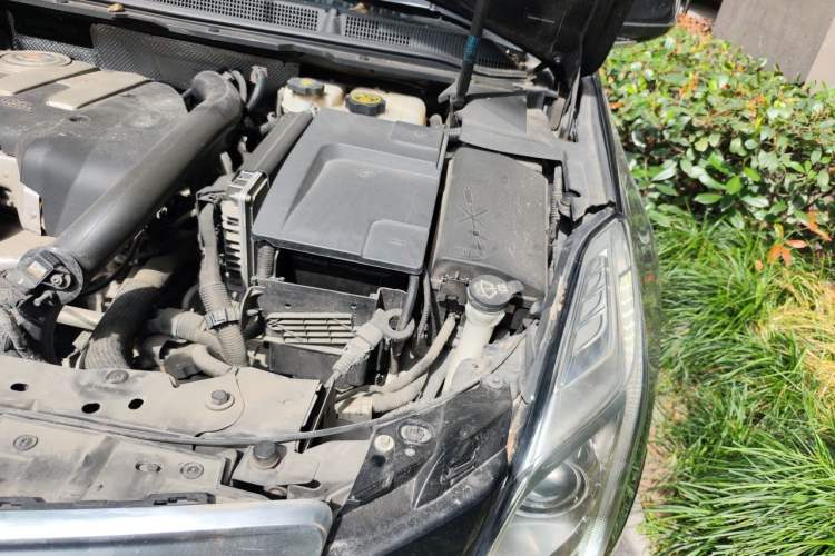 Used Cadillac XTS 2013 28T Comfort Model Engine Bay Left