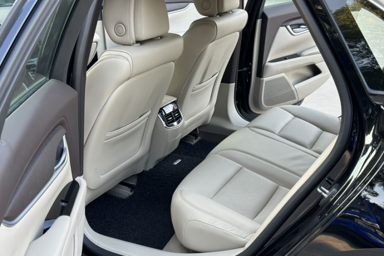 Used Cadillac XTS 2013 28T Comfort Model Interior 3
