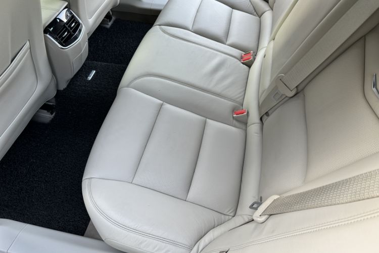 Used Cadillac XTS 2013 28T Comfort Model Interior 4