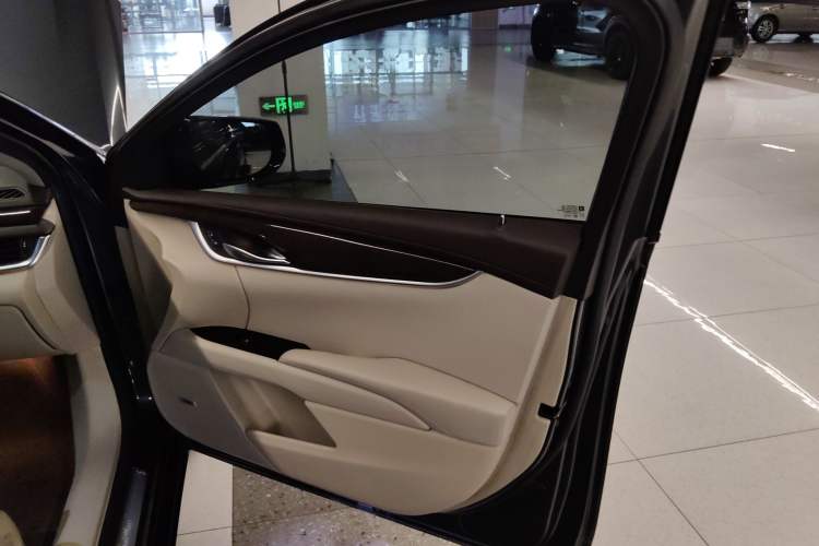 Used Cadillac XTS 2013 28T Luxury Model Interior 5