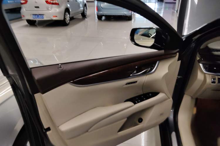 Used Cadillac XTS 2013 28T Luxury Model Interior 7