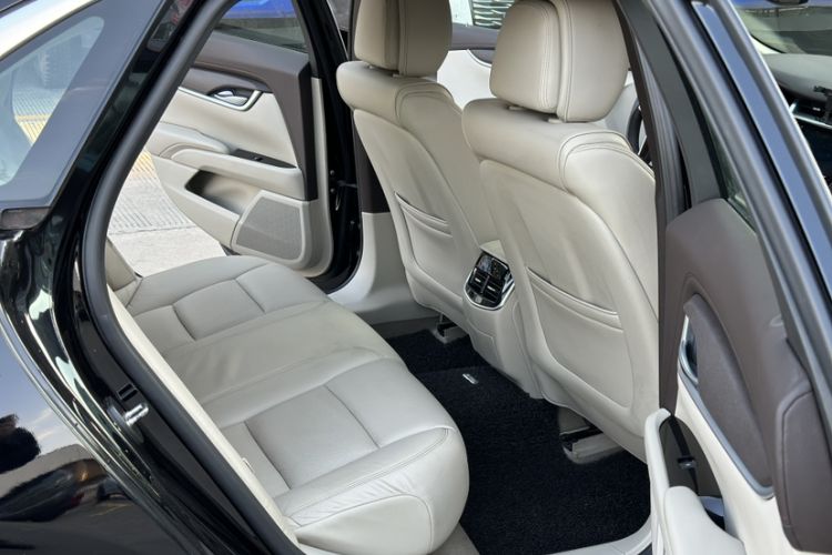 Used Cadillac XTS 2013 28T Comfort Model Interior 9