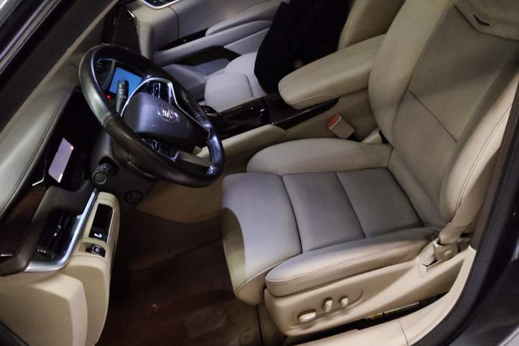 Used Cadillac XTS 2013 28T Luxury Model Left Front Seat