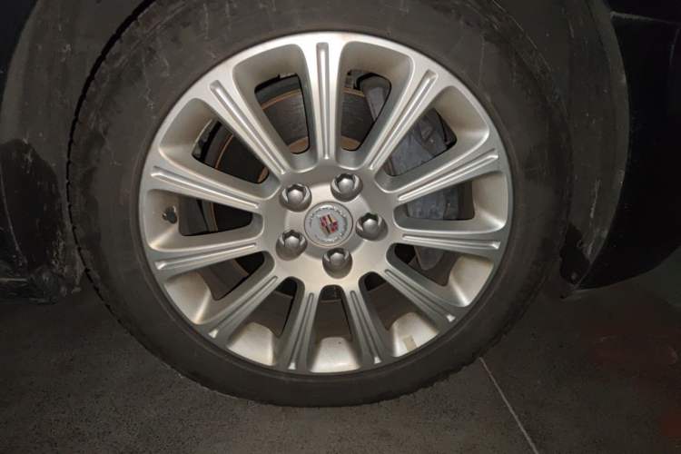 Used Cadillac XTS 2013 28T Comfort Model Right Front Wheel Hub
