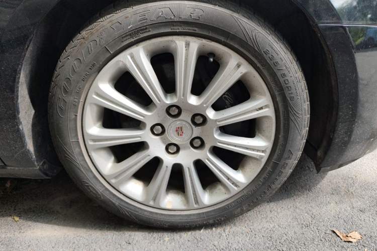 Used Cadillac XTS 2013 28T Comfort Model Right Front Wheel Hub
