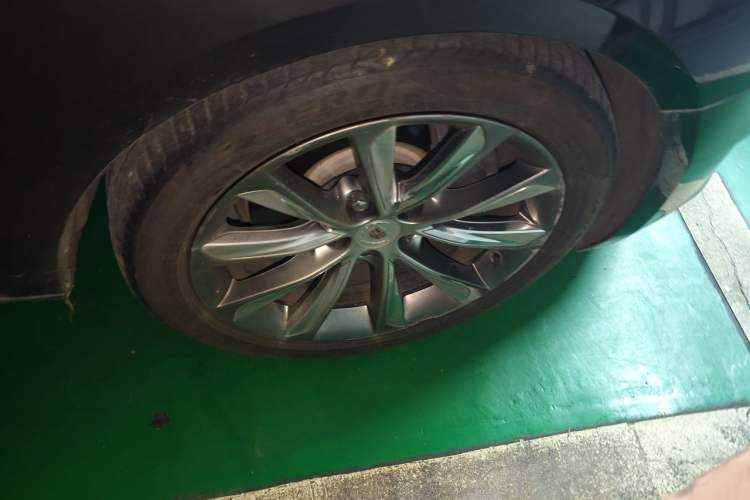Used Cadillac XTS 2013 36S Platinum Edition Right Front Wheel Hub