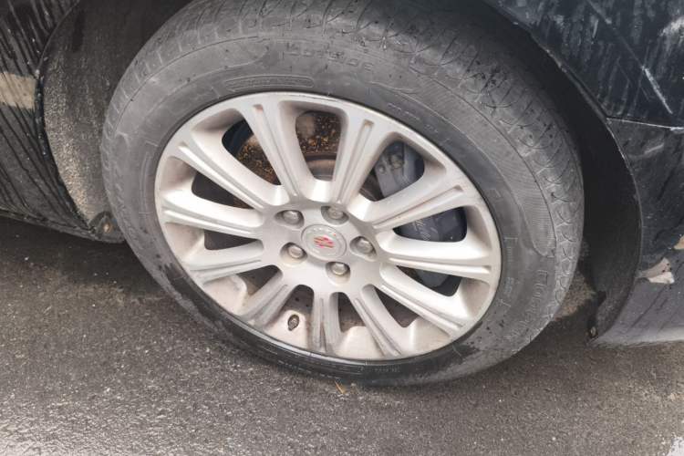 Used Cadillac XTS 2013 28T Luxury Model Right Front Wheel Hub