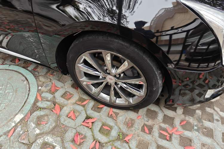 Used Cadillac XTS 2013 36S Platinum Edition Right Front Wheel Hub