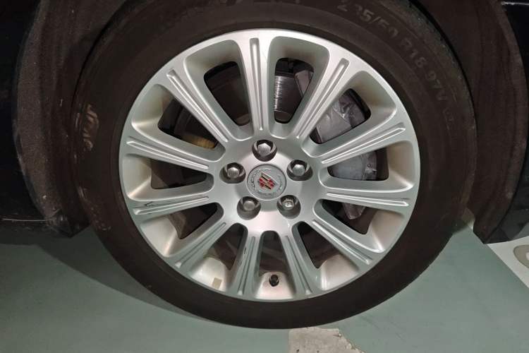 Used Cadillac XTS 2013 28T Comfort Model Right Front Wheel Hub