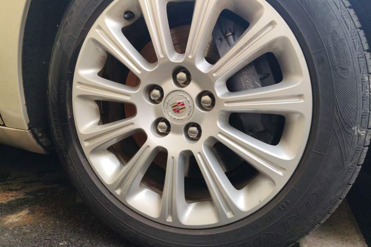 Used Cadillac XTS 2013 28T Comfort Model Right Front Wheel Hub