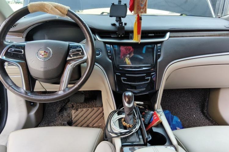 Used Cadillac XTS 2013 28T Leading Model Center Console