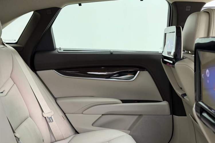 Used Cadillac XTS 2013 28T Leading Model Interior 4
