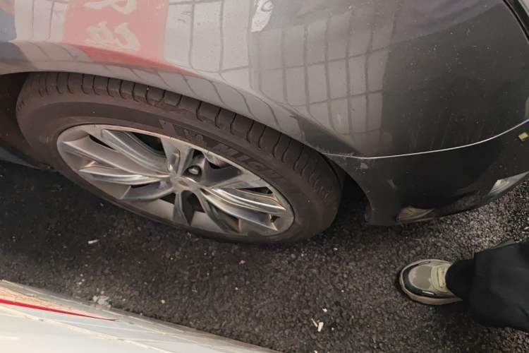 Used Cadillac XTS 2013 36S Platinum Edition Right Front Wheel Hub