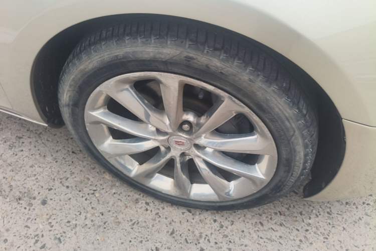 Used Cadillac XTS 2013 28T Luxury Model Right Front Wheel Hub