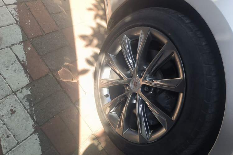Used Cadillac XTS 2013 36S Platinum Edition Right Front Wheel Hub