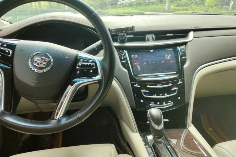 Used Cadillac XTS 2013 28T Comfort Model Center Console