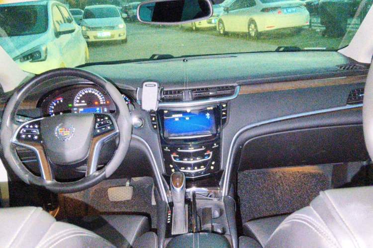 Used Cadillac XTS 2013 28T Luxury Model Center Console