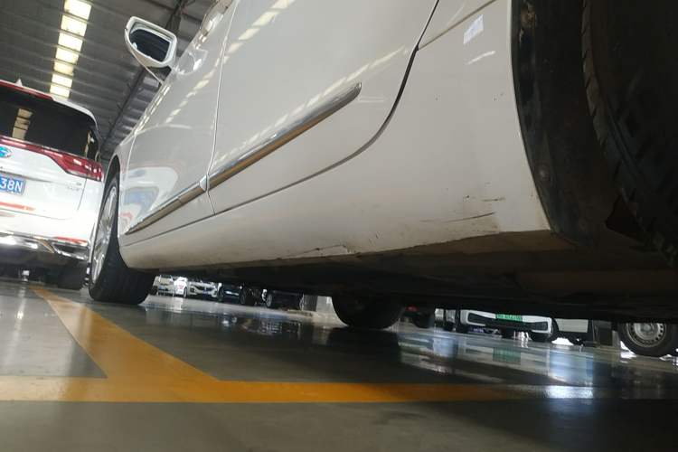 Used Cadillac XTS 2013 28T Comfort Model Left Side Sill