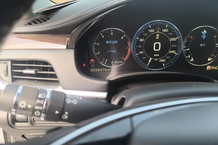 Used Cadillac XTS 2013 28T Leading Model Odometer Close Up