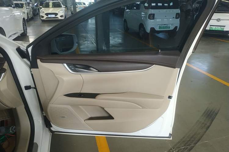 Used Cadillac XTS 2013 28T Comfort Model Right Front Door Interior