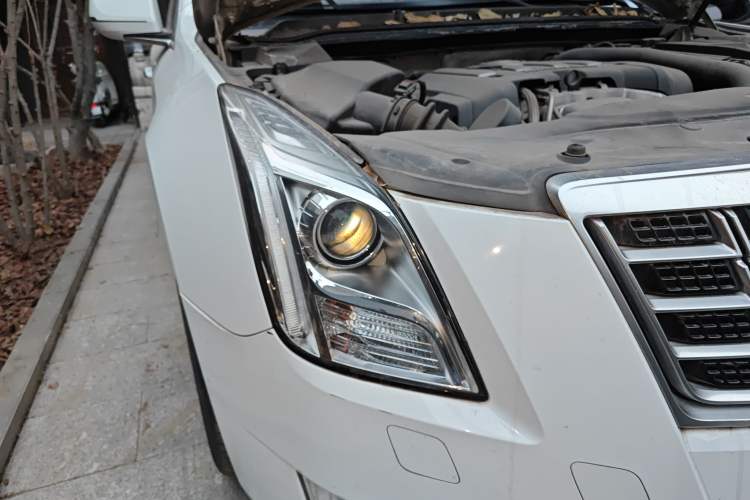 Used Cadillac XTS 2013 28T Leading Model Right Front Headlight