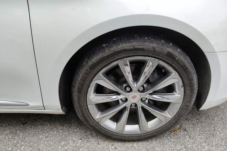 Used Cadillac XTS 2013 36S Platinum Edition Right Front Wheel Hub