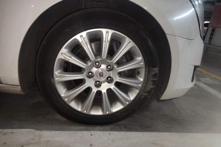 Used Cadillac XTS 2013 28T Comfort Model Right Front Wheel Hub