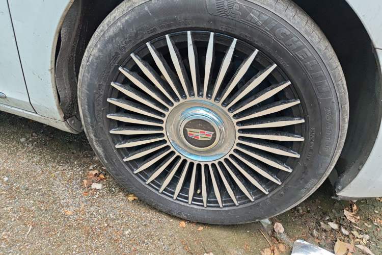 Used Cadillac XTS 2013 28T Luxury Model Right Front Wheel Hub
