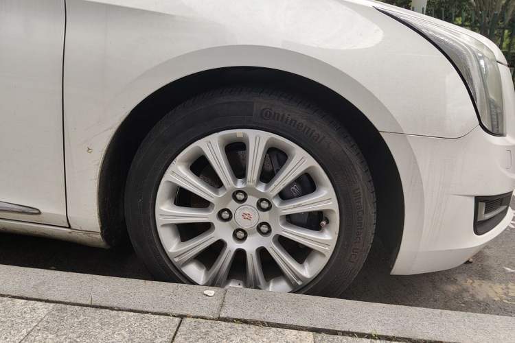 Used Cadillac XTS 2013 28T Comfort Model Right Front Wheel Hub