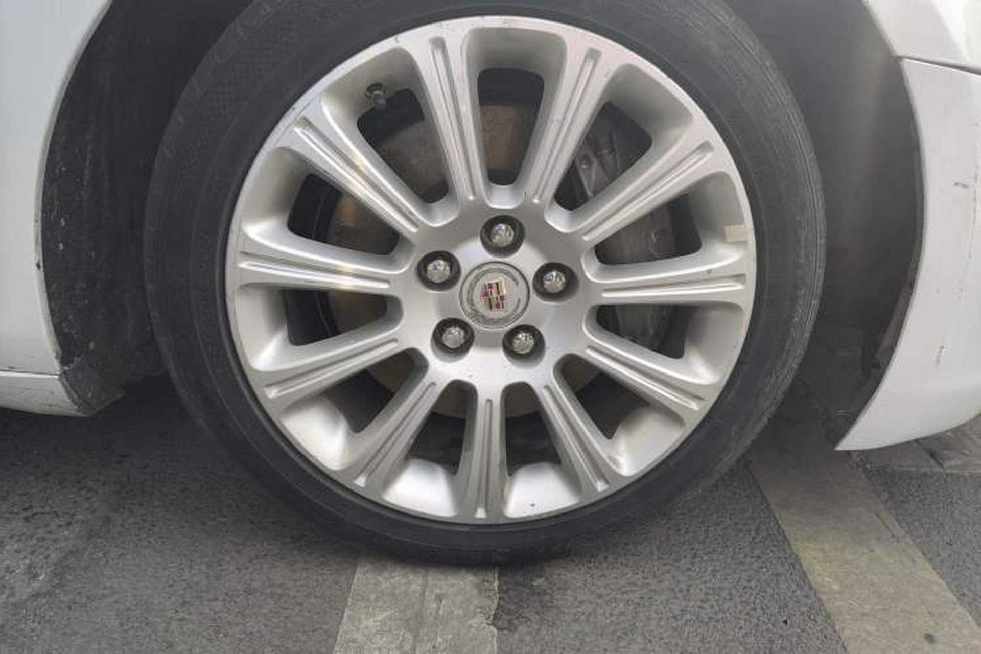 Used Cadillac XTS 2013 28T Comfort Model Right Front Wheel Hub