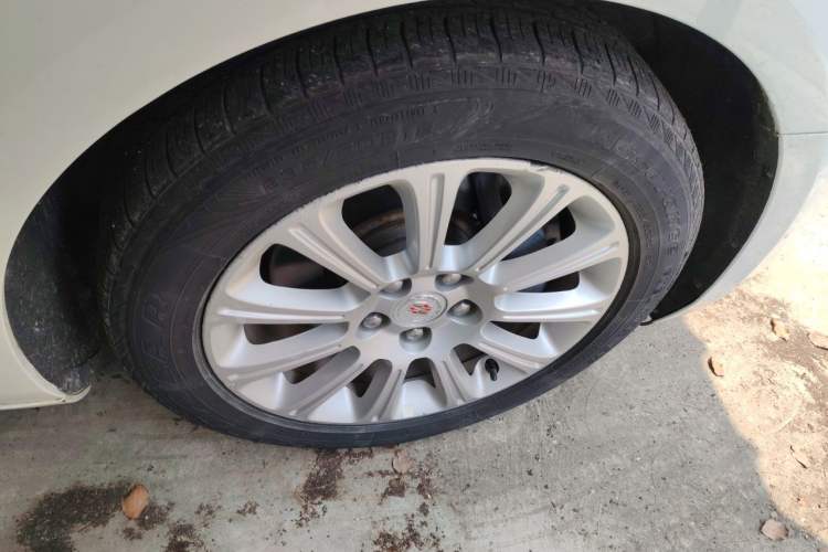 Used Cadillac XTS 2013 28T Comfort Model Right Front Wheel Hub