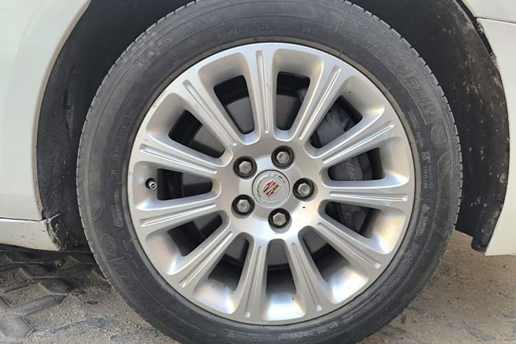 Used Cadillac XTS 2013 28T Comfort Model Right Front Wheel Hub
