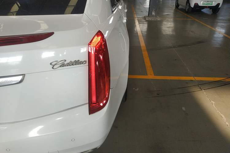 Used Cadillac XTS 2013 28T Comfort Model Right Rear Taillight
