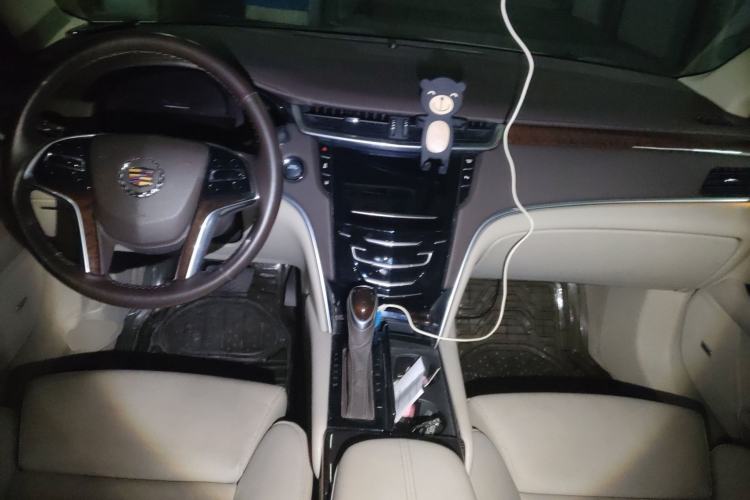 Used Cadillac XTS 2013 28T Luxury Model Center Console